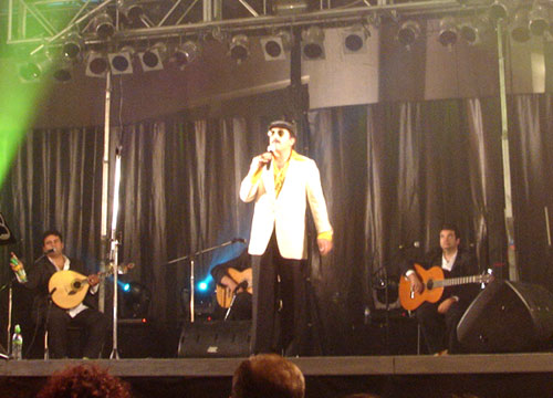 Marco Horacio com a personagem Rouxinol Faduncho ao vivo  - Festa de Meirinhas 2008