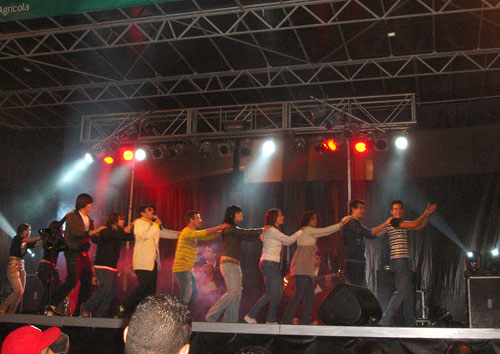 Marco Horacio com a personagem Rouxinol Faduncho ao vivo  - Festa de Meirinhas 2008